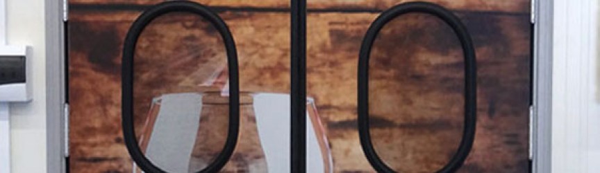 Montaje y rotulación de vinilos diseñados para bodega de vinos.