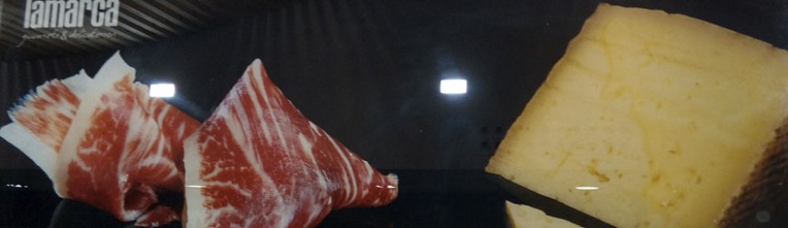 Montaje y rotulación de vinilos diseñados para Lamarca San Francisco.