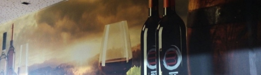 Montaje y rotulación de vinilos diseñados para Lamarca San Francisco.