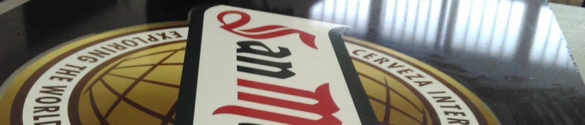 Limpieza y colocación de vinilo negro al corte en placa de metacrilato.