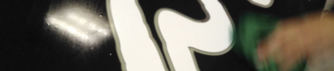 Limpieza y colocación de vinilo negro al corte en placa de metacrilato.