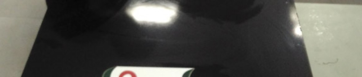 Limpieza y colocación de vinilo negro al corte en placa de metacrilato.