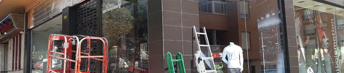 Montaje de rótulo luminosos con fresado en fachada de la tienda.