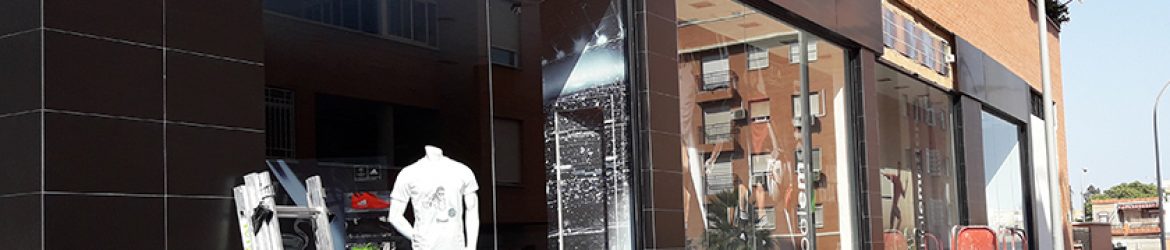 Montaje de rótulo luminosos con fresado en fachada de la tienda.