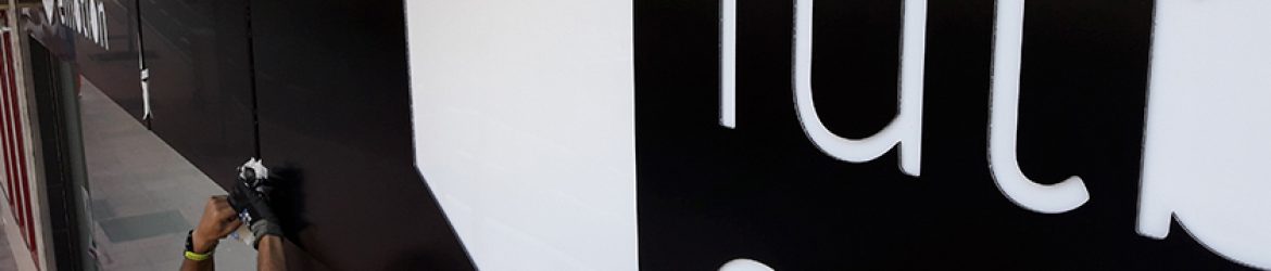 Montaje de rótulo luminosos con fresado en fachada de la tienda.