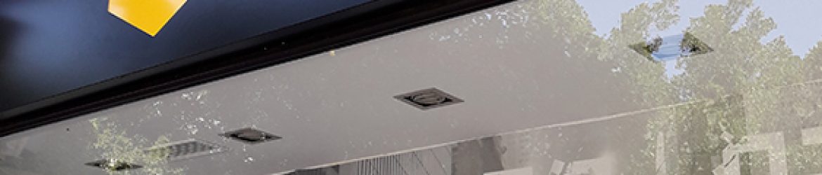 Montaje de rótulo luminosos con fresado en fachada de la tienda.