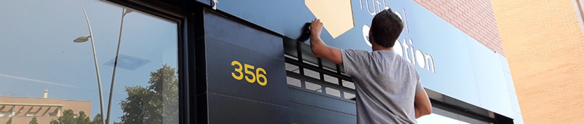 Montaje de rótulo luminosos con fresado en fachada de la tienda.