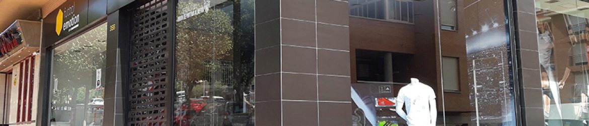 Montaje de rótulo luminosos con fresado en fachada de la tienda.