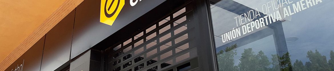 Montaje de rótulo luminosos con fresado en fachada de la tienda.