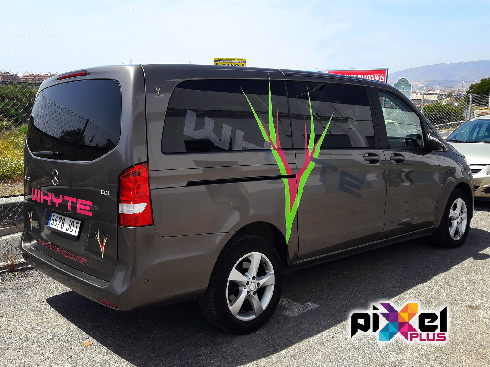 Portfolio de "Furgoneta Whyte, Impresión Digital, Montaje y Rotulación por Pixel Plus Estudio Gráfico"