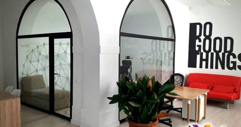 Rotulación cristaleras oficina de Creasible